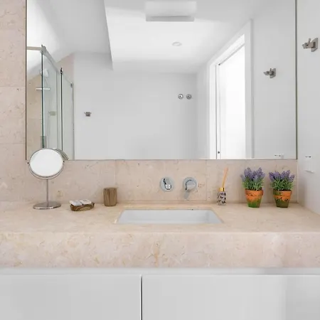 Joivy 2-br Flat With Garage Near Castelo De S Jorge